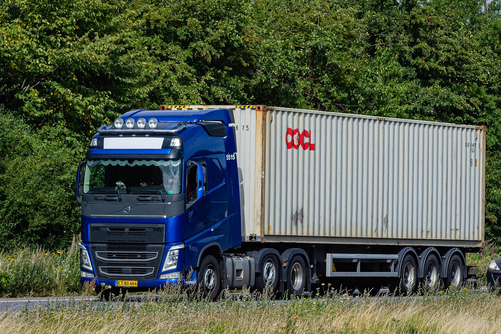 Photographie réelle d’un Volvo FH500 en transport logistique